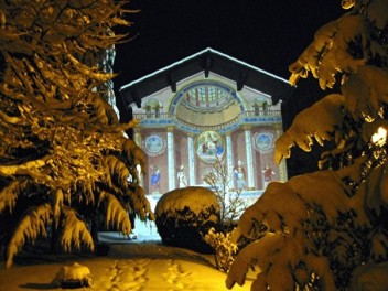 La chiesa di Saint Léger: veduta notturna